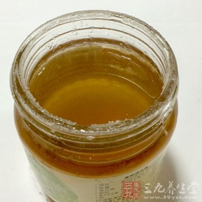 将一小勺盐与蜂蜜调匀后，涂抹在你的脸上或者身体干燥地方都可以