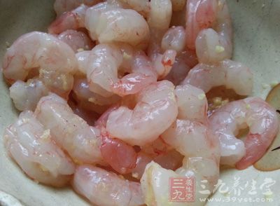 将虾仁洗净，除去虾线，入碗中加精盐、味精、料酒搅匀