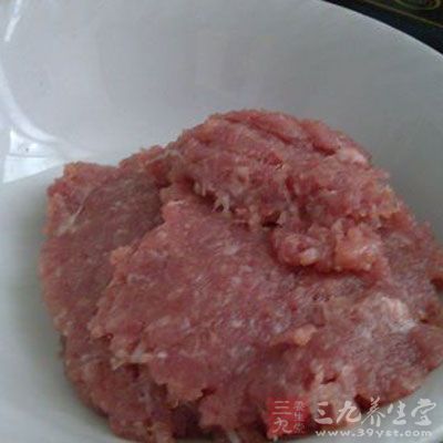 五花肉剁成末，加入盐半勺，白糖半小勺，生抽半勺，料酒半勺，少许鸡精和胡椒粉，芝麻油，搅拌均匀