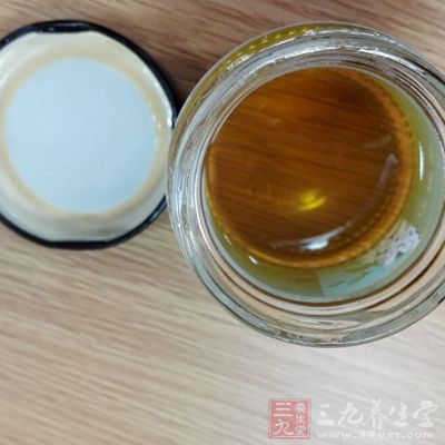 把黄瓜榨汁，然后和牛奶，蜂蜜、面粉混合搅成糊状