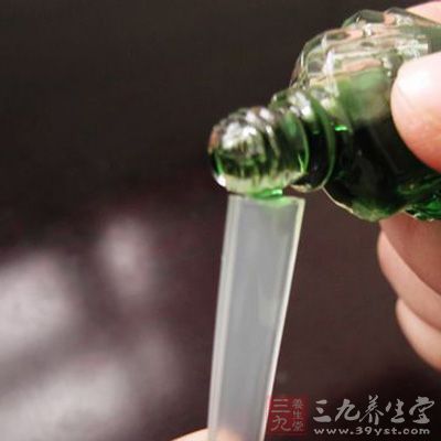 在浴水中加入几滴风油精，浴后不仅清凉舒爽，而且能防止蚊虫叮咬