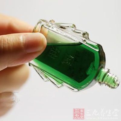 因风湿等引起的咳嗽，可用风油精少许涂于天突穴上，能去风镇咳