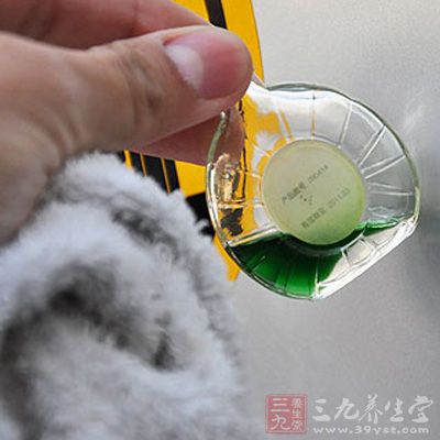 倒风油精3—4滴于汤匙内,慢慢咽下,即可奏效 倒风油精3—4滴于汤匙内,慢慢咽下,即可奏效