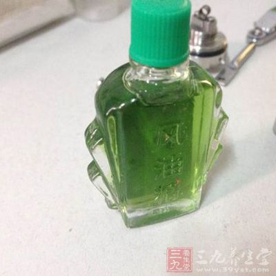 风油精的主要成分是薄荷脑、樟脑等中药,具有清热消炎 风油精的主要成分是薄荷脑、樟脑等中药,具有清热消炎