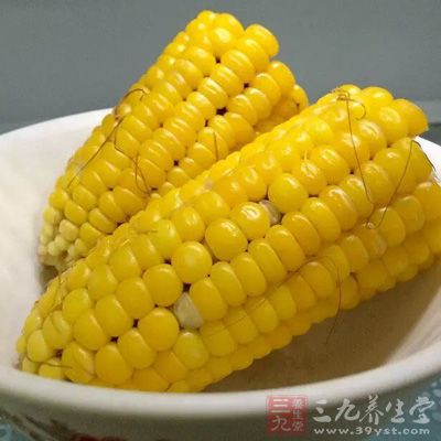 把小米和玉米放在水里淘洗过后煮粥