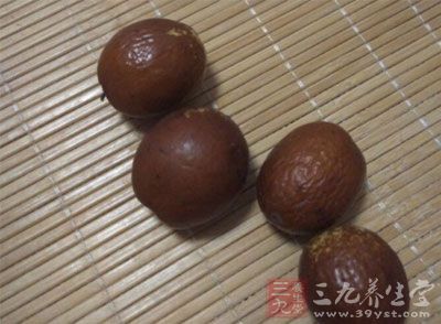 養(yǎng)心好吃些赤色食物或是苦味食物，比如小棗、蓮子、百合等