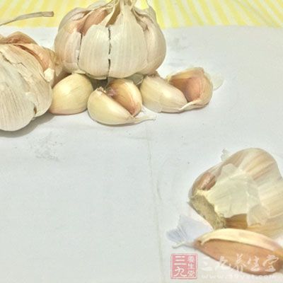 辛辣助熱之品，如動(dòng)物脂肪、生蔥、生蒜、辣椒