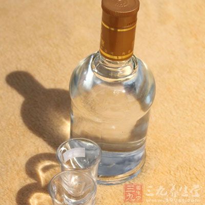 酒精本身可直接損害胃粘膜