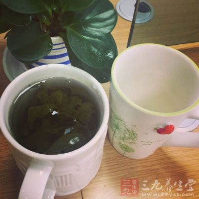 將熱水倒入茶杯中，用鼻子對準(zhǔn)茶杯吸入，每次10分鐘左右，可早晚各一次，有氣管炎的患者不宜。