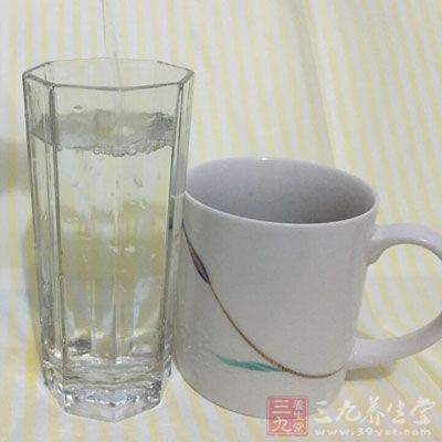 喝一杯淡盐水促进身体排毒