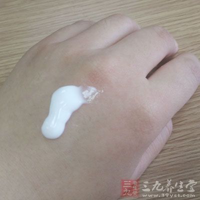 適當(dāng)涂擦乳液保濕，尤其洗手之后，趁水分還停留在皮膚時(shí)，盡快用乳液鎖住水分