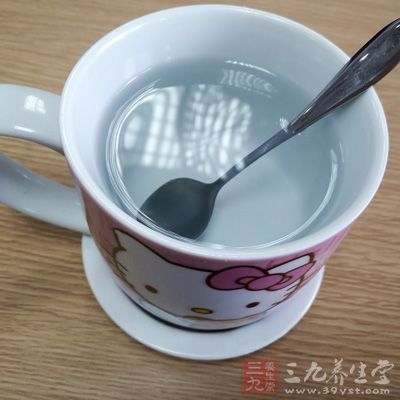 早上起来记得一定要喝一大杯水，排毒