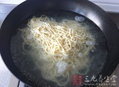 锅中烧开水，放入面条，煮至面条浮起来即可捞出食用