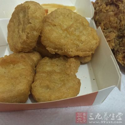 尽量少用炒、炸、煎等用油脂作为介质的方式来烹饪食物