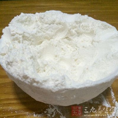 面粉，葱姜蒜，生抽，盐，白胡椒