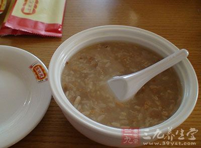 食用五仁粥时，加白糖适量，每日早晚服用