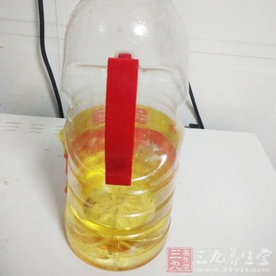 每天在灶台上用的油，不要去用透明的瓶子或塑料油壶，可以用一只棕色的玻璃瓶子