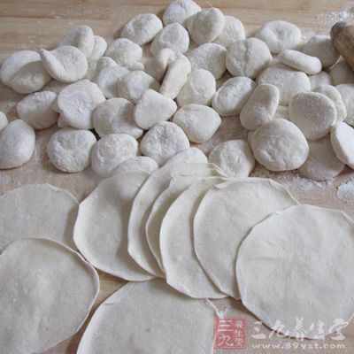 發(fā)好的面團(tuán)分成小面團(tuán)，逐個(gè)搟成大餃子皮的大小