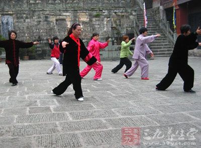 在掌握套路的基础上，要求内气与外形相互配合