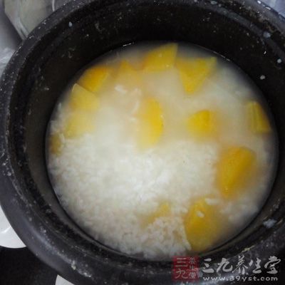 流质饮食以米汤为宜,应避免会诱使肠胀气的食物