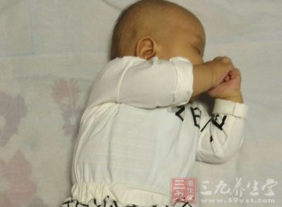 早睡早起，保证一定的睡眠时间，适当午睡