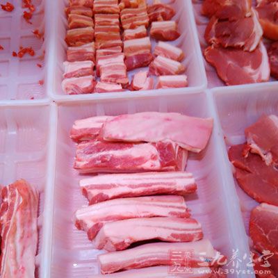 在腌制鱼、肉、菜等食物时，容易使加入的食盐转化成亚硝酸盐