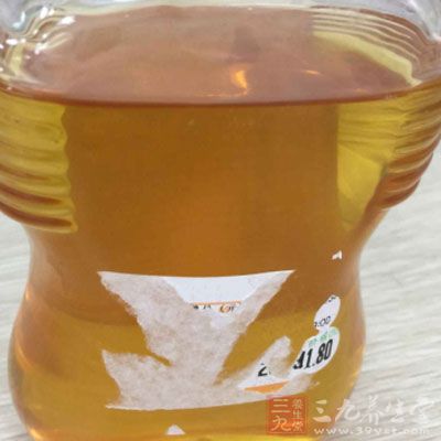 茶油(油食品)是用山茶的籽實(shí)榨制而成的油，含油率一般為25～30%。