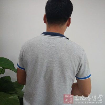 肩周炎患者站立，患肢自然下垂，肘部伸直，患臂由前向上向后劃圈，幅度由小到大，反復(fù)數(shù)遍