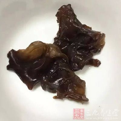 黑木耳洗净泡开，与红枣混合