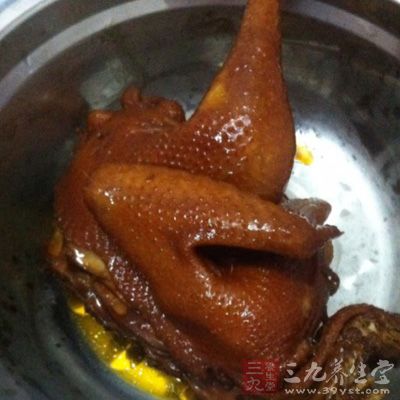 准备好姜、八角、辣椒,还有冰糖忘了拍图。所有材料放入砂煲中 准备好姜、八角、辣椒,还有冰糖忘了拍图。所有材料放入砂煲中