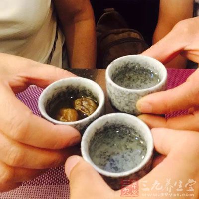 無(wú)論是含有酒精的飲料，還是啤酒、葡萄酒和烈酒