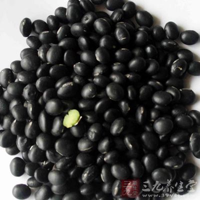 黑豆含有丰富的食物纤维，有助改善便秘