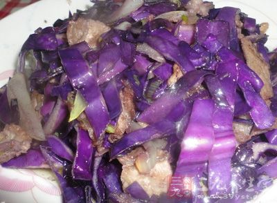 紫甘蓝含有丰富的花青素，它是一种强有力的抗氧化剂