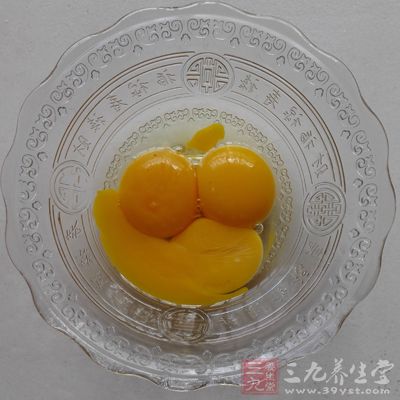 生吃鸡蛋很可能会把鸡蛋中所含有的细菌都吃到肚子