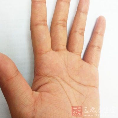 在彈、按腋窩時，先要找準穴位(屈肘，手掌按于后枕部，在腋窩中部有動脈搏動處取穴)