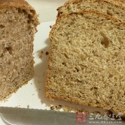 全麦面包含有丰富的粗纤维，对便秘有一定的食疗作用