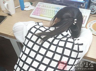 保证睡眠的第二种佳睡姿是侧卧