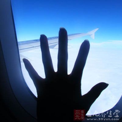 尽量挑选距发动机较远又靠近窗的座位 尽量挑选距发动机较远又靠近窗的座位