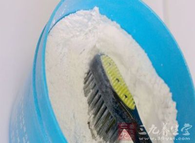牙膏中有一种粉剂的，使用时候要蘸水稀释