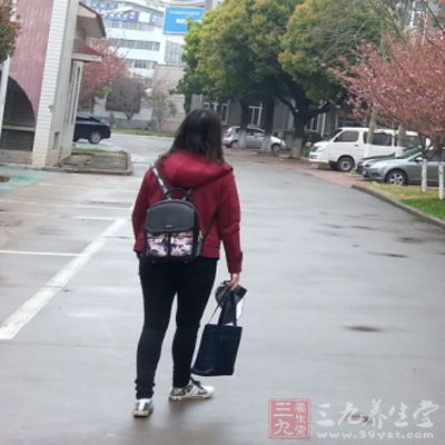 经常驼背走路或站立的人