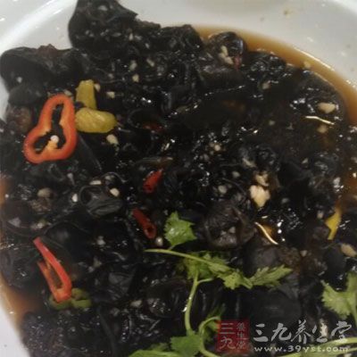 多水果及適量護(hù)陰食物。為使“陰平陽(yáng)秘”，防治上火，冬季還宜配食鴨、鵝、藕、木耳等護(hù)陰之品