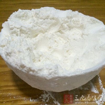 饼坯配料：中筋面粉(即普通面粉)200克