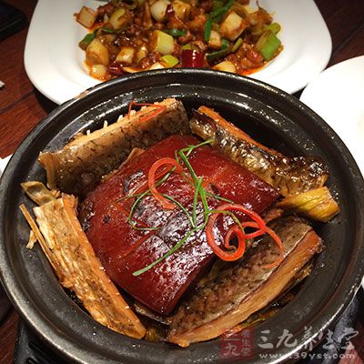 《本草备要》中记载：“猪肉，其味隽永，食之润肠胃，生精液，丰肌体，泽皮肤。”