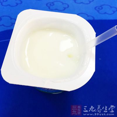 将牛奶之后去除脂肪，这样制作而成的脱脂奶非常的适合那些出现消化不良或者腹泻的婴幼儿服用