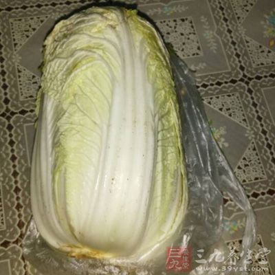 白菜含有大量的粗纖維，可促進(jìn)胃腸道蠕動(dòng)