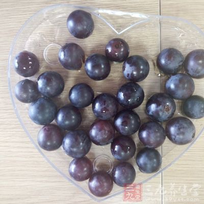 水果，在日常生活之中很多水果都是具有很好的帮助消化的作用，常见的有葡萄
