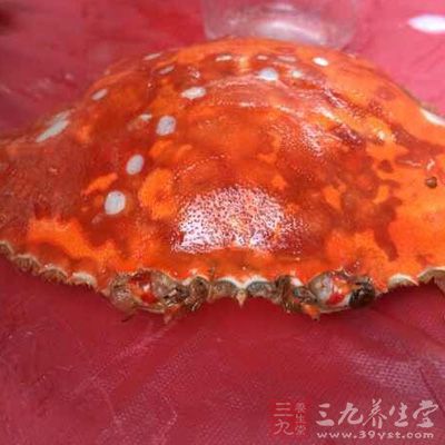 将活蟹洗干净，除掉蟹腮、蟹胃和蟹心