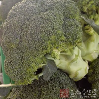 西兰花切成小朵洗净后用水泡1小时去除农药