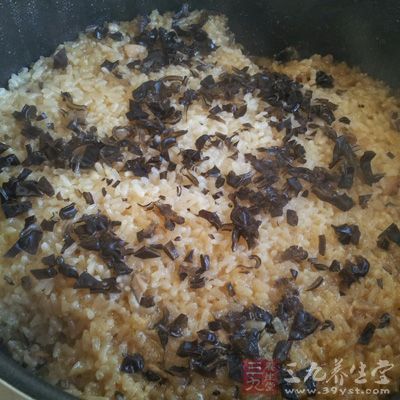 調(diào)入適量生抽(根據(jù)口味可以添加適量鹽)，翻炒均勻后盛出