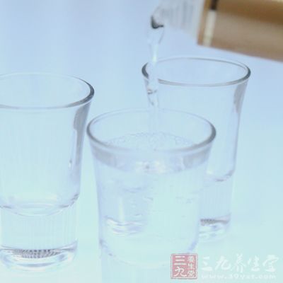 酒精由肝脏逐渐分解成水和二氧化碳并排出体外